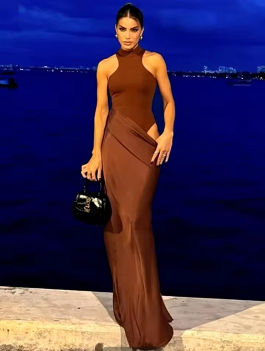 VESTIDO LARGO CON TOP SIN MANGAS Y FALDA SATINADA