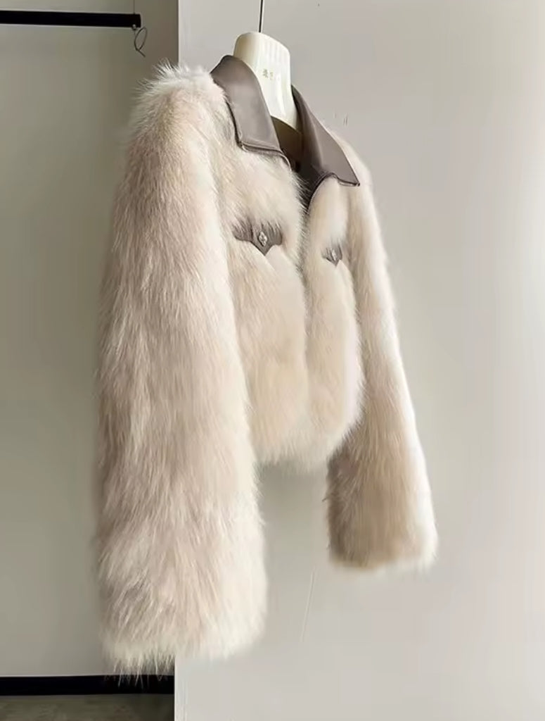 ABRIGO DE PELO CORTO CON CUELLO POLIPIEL