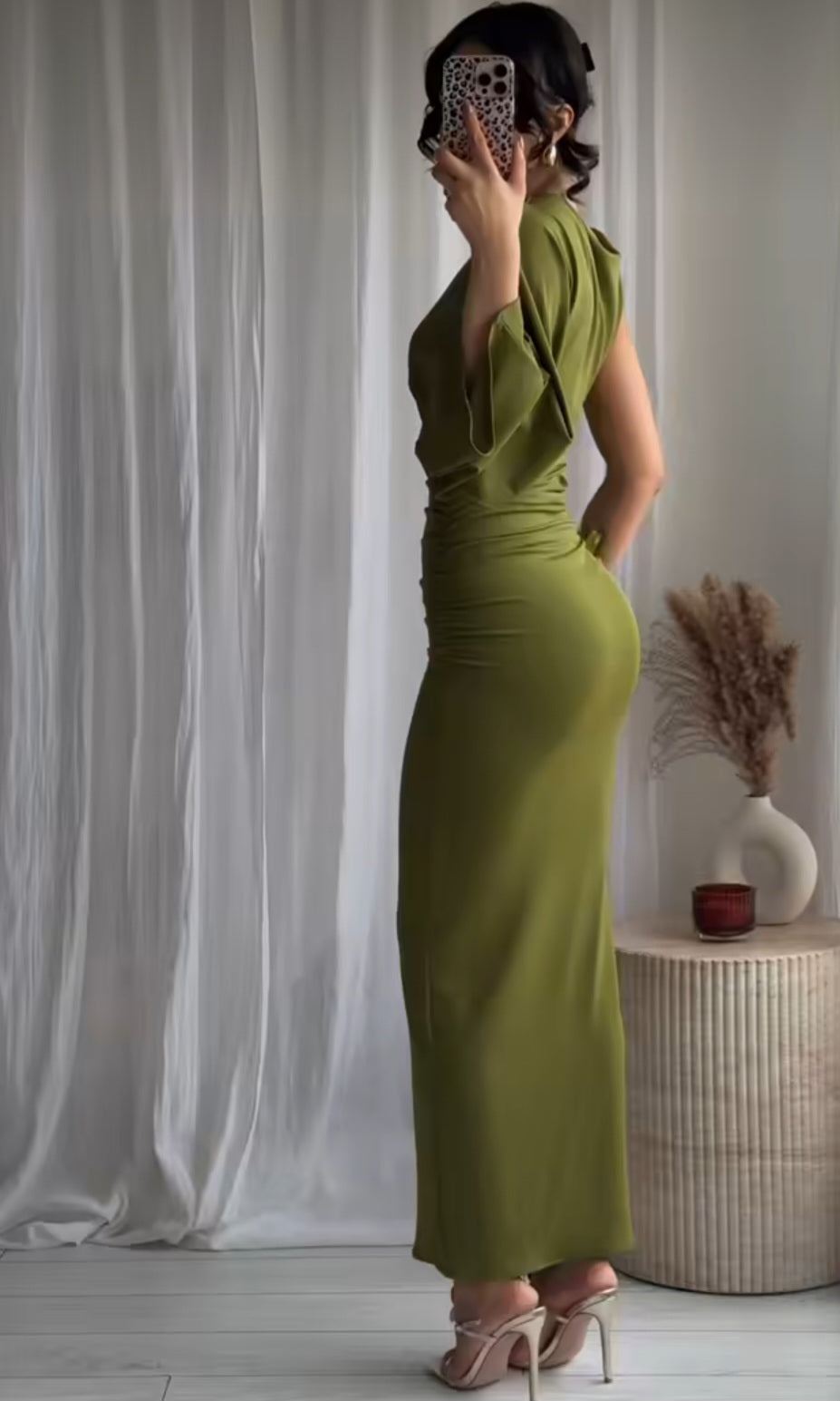 VESTIDO MANGA ASIMÉTRICA CON ABERTURA