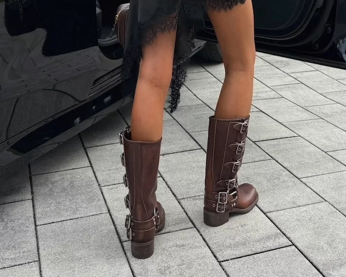 BOTAS CUERO CON HEBILLAS