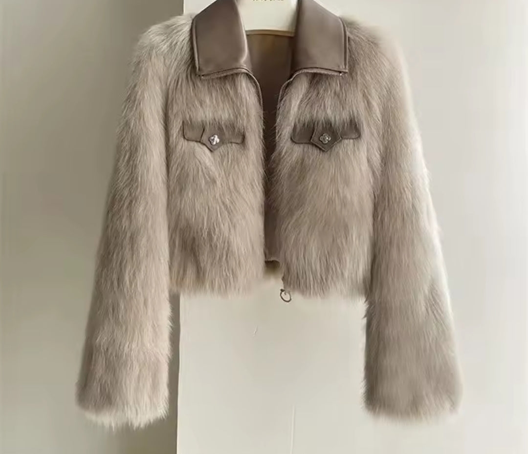 ABRIGO DE PELO CORTO CON CUELLO POLIPIEL