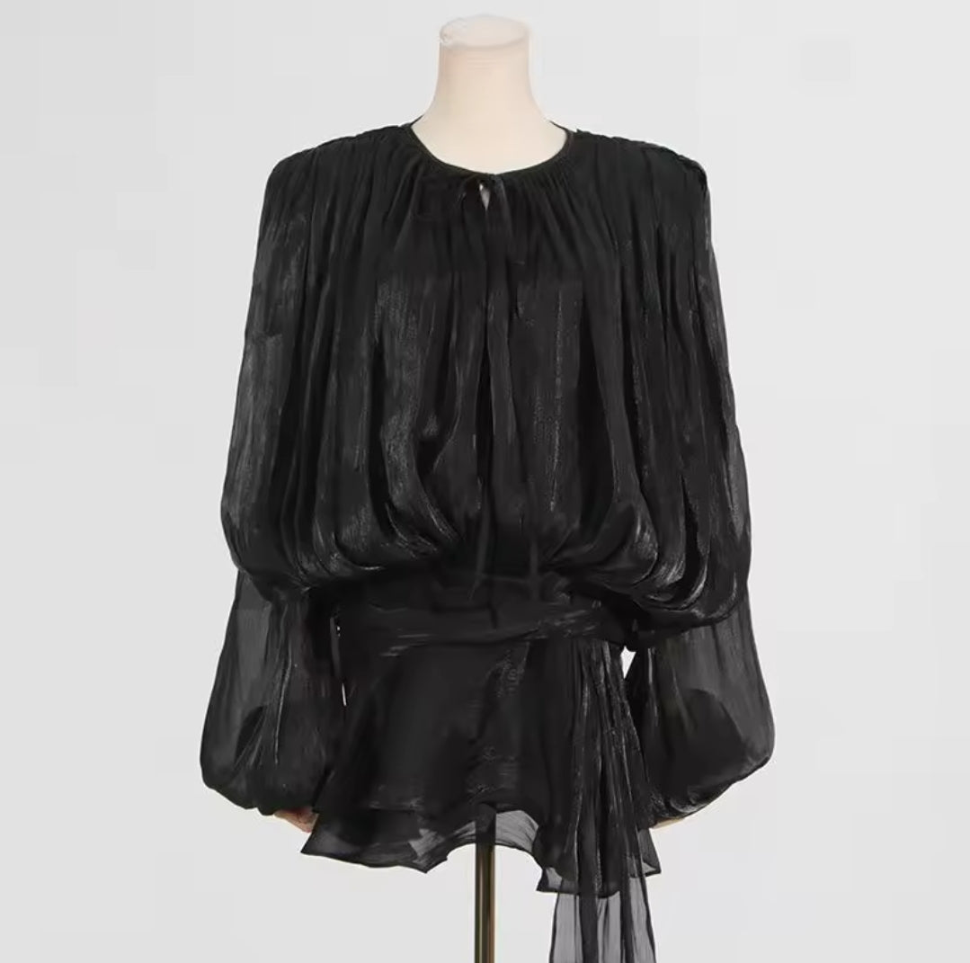 VESTIDO DE GASA PLISADA CON MANGAS FLUIDAS