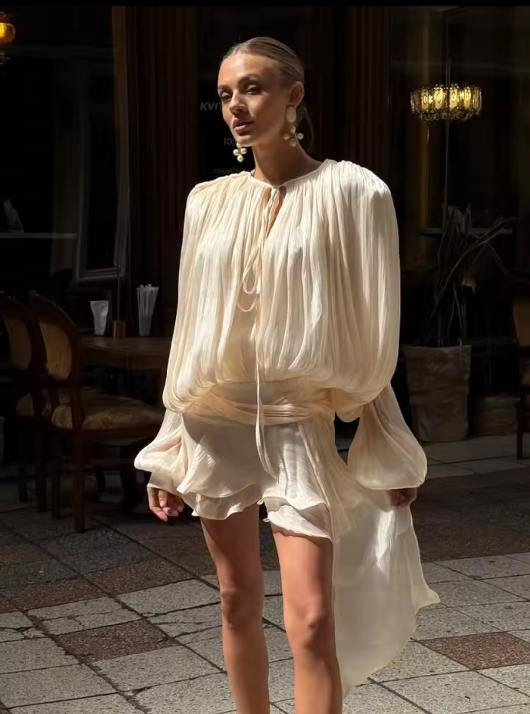 VESTIDO DE GASA PLISADA CON MANGAS FLUIDAS