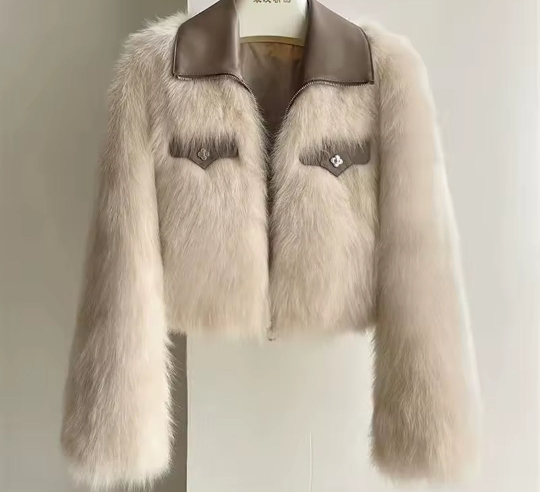 ABRIGO DE PELO CORTO CON CUELLO POLIPIEL