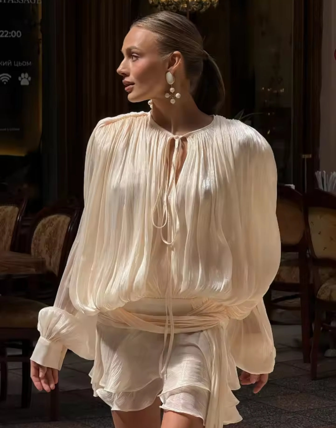 VESTIDO DE GASA PLISADA CON MANGAS FLUIDAS