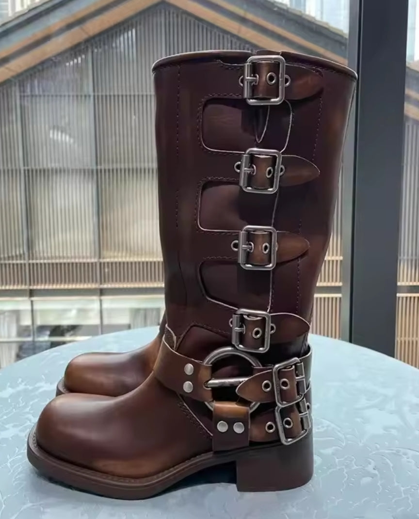 BOTAS CUERO CON HEBILLAS