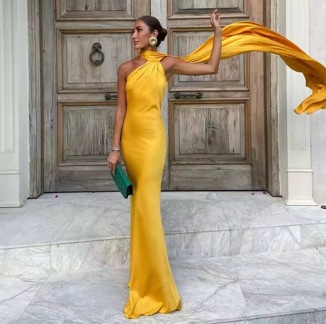 VESTIDO SATINADO DETALLE DE CAPA