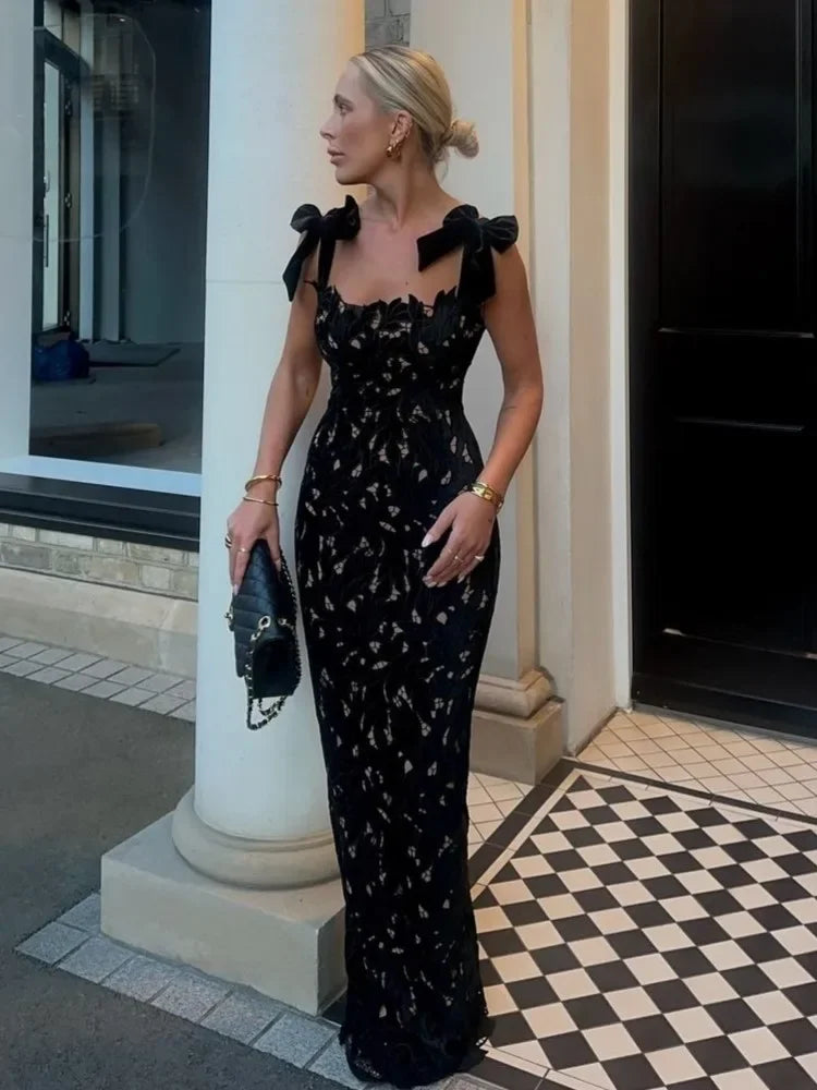 VESTIDO DE ENCAJE CON TIRANTES DE LAZO