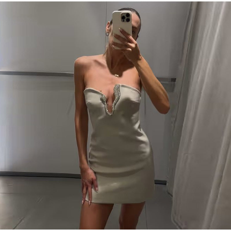 VESTIDO CORTO CON JOYA
