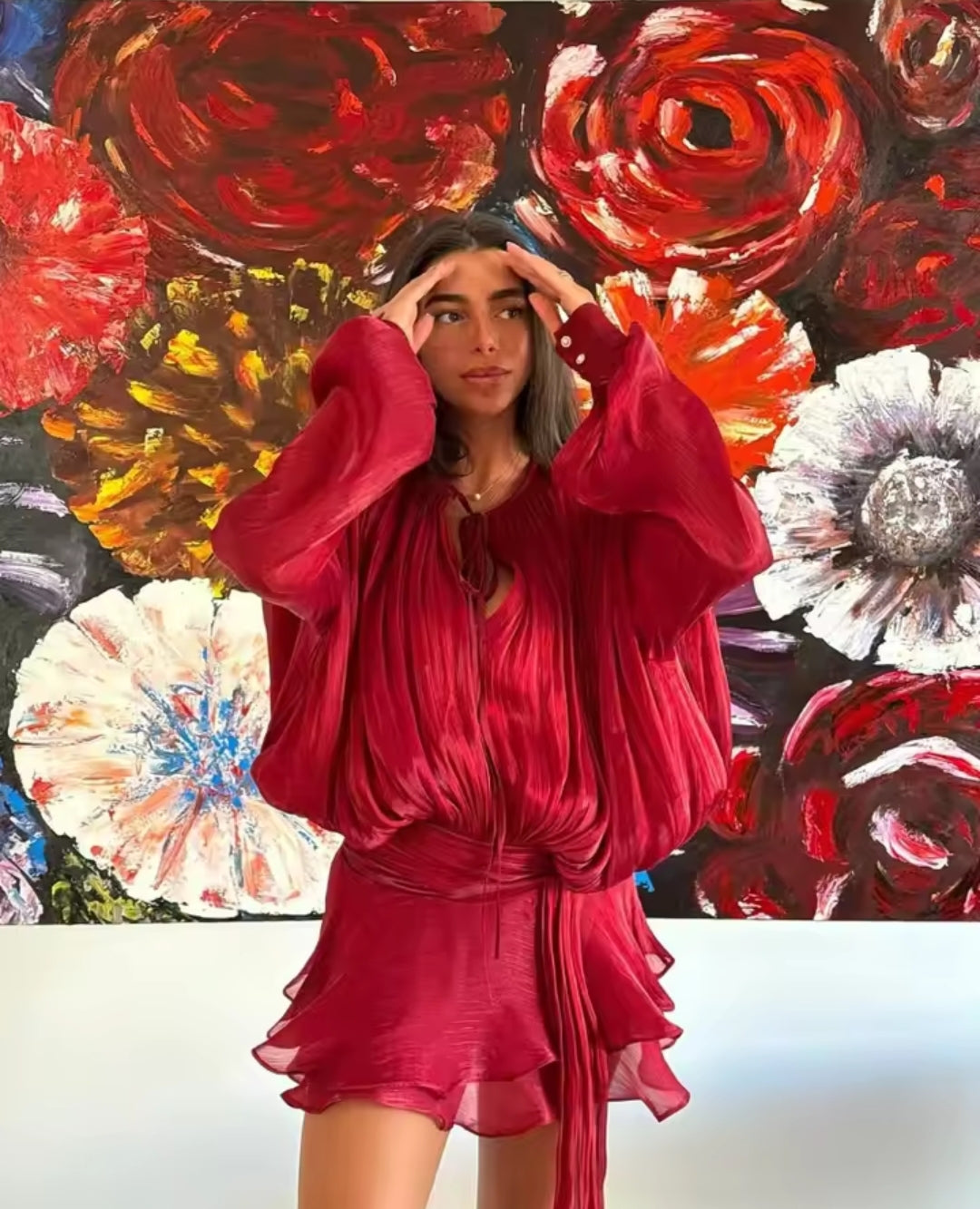 VESTIDO DE GASA PLISADA CON MANGAS FLUIDAS