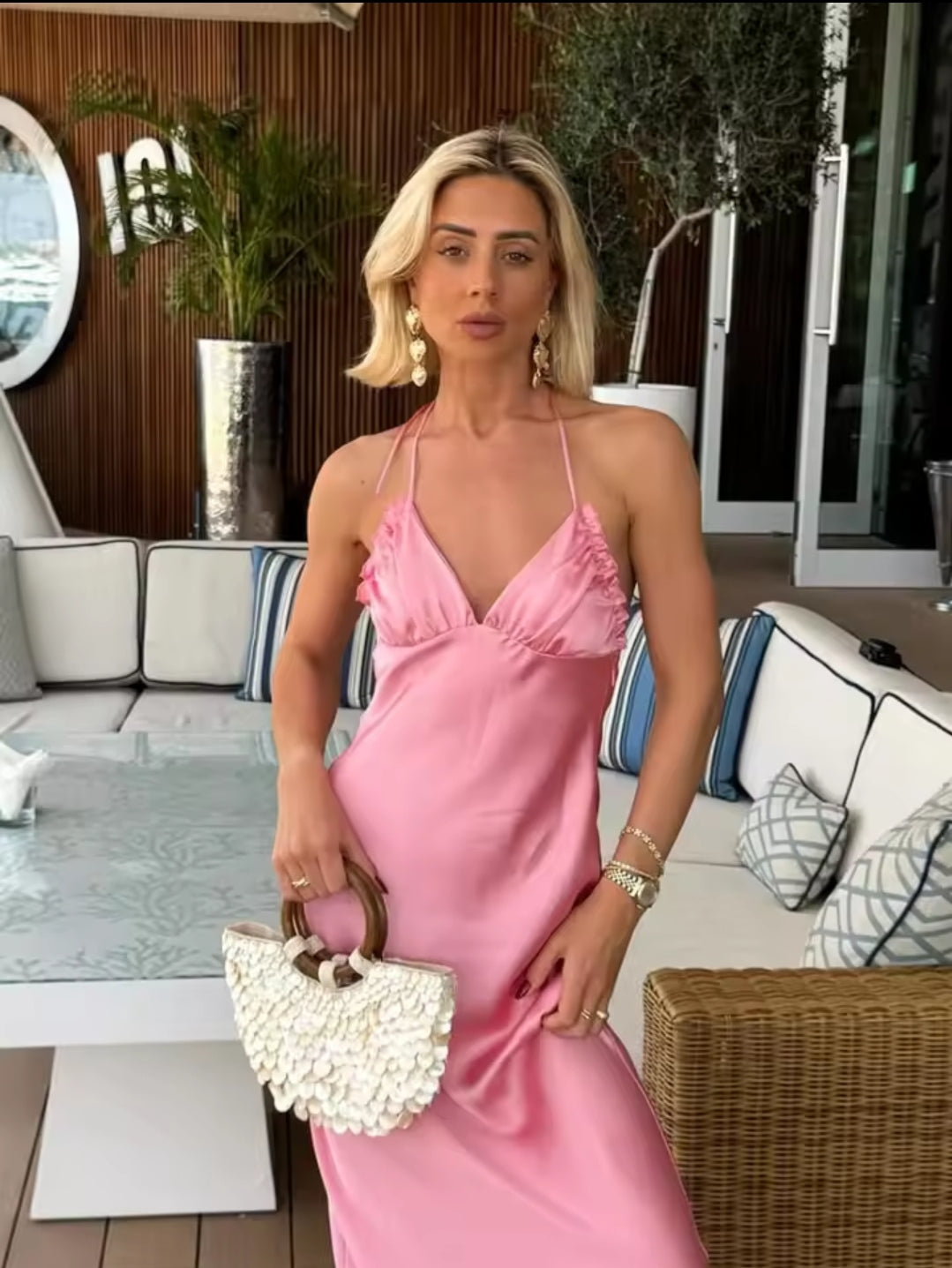 VESTIDO SATÉN CON VOLANTE EN EL ESCOTE Y ESPALDA DESCUBIERTA