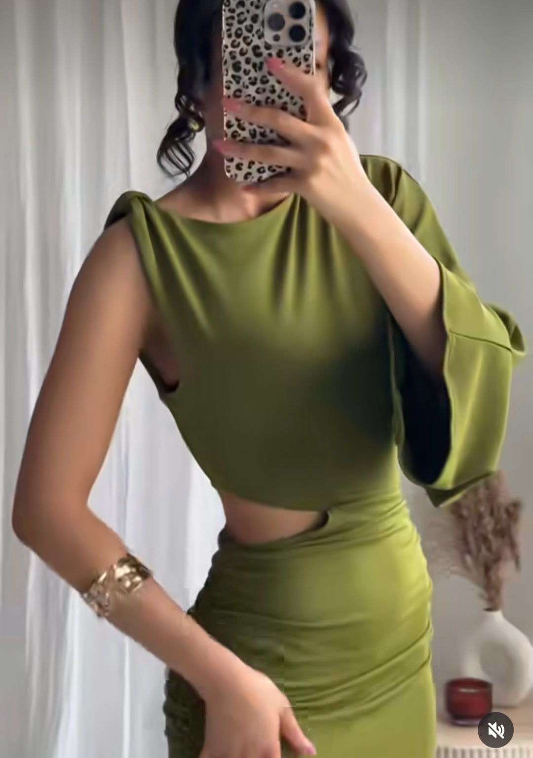 VESTIDO MANGA ASIMÉTRICA CON ABERTURA