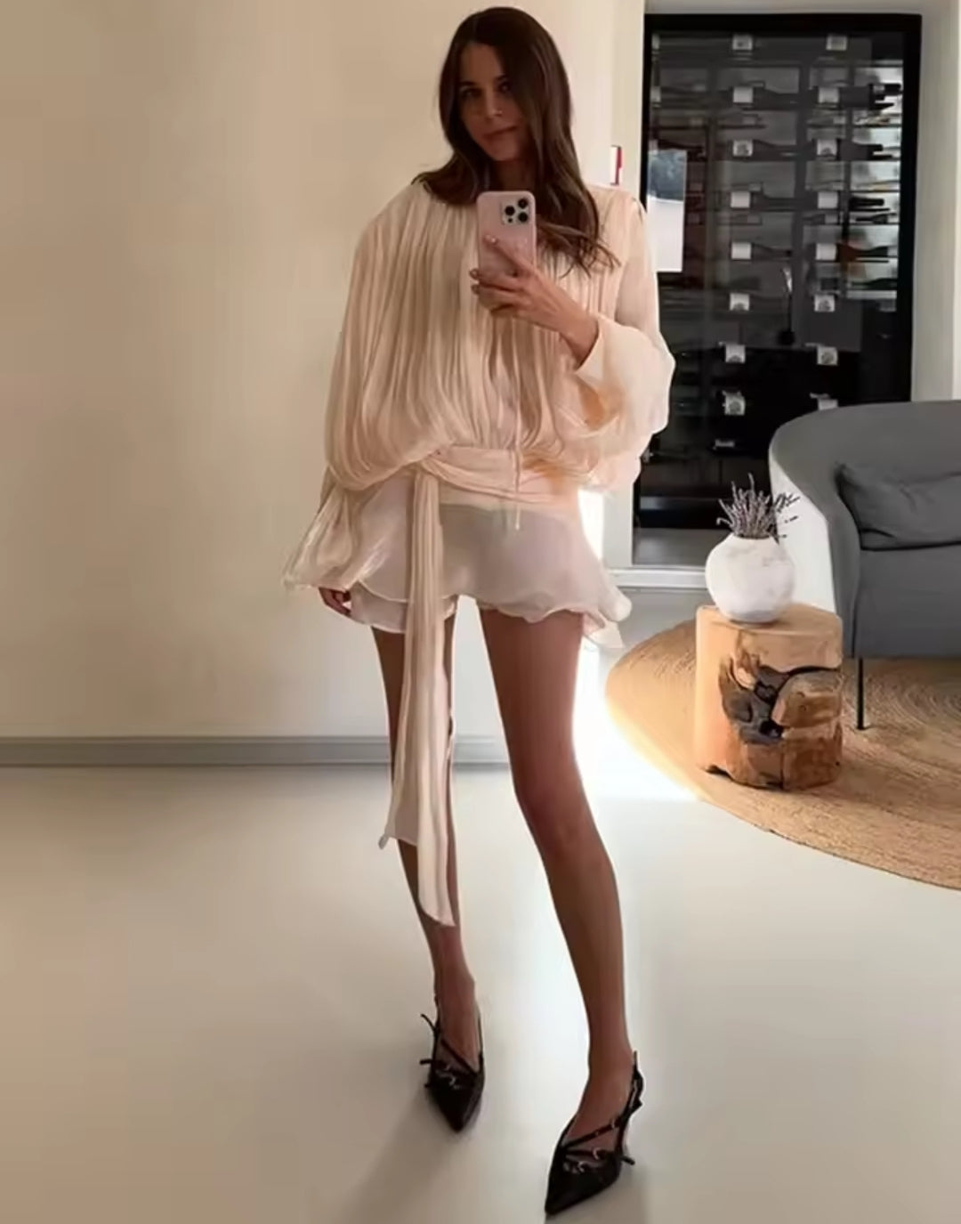 VESTIDO DE GASA PLISADA CON MANGAS FLUIDAS