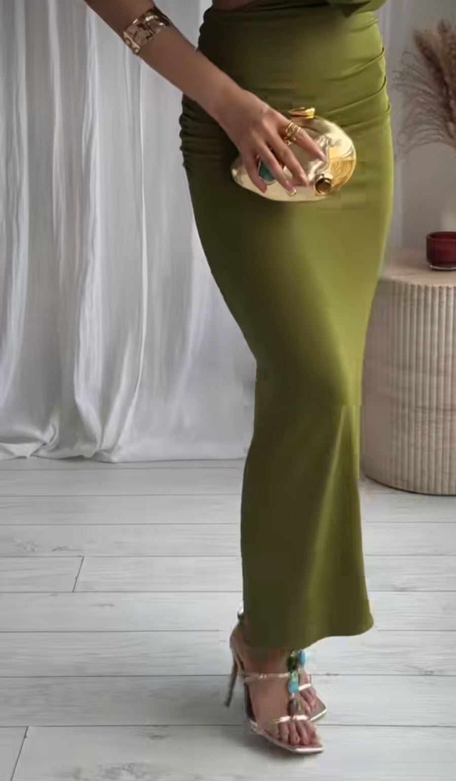 VESTIDO MANGA ASIMÉTRICA CON ABERTURA