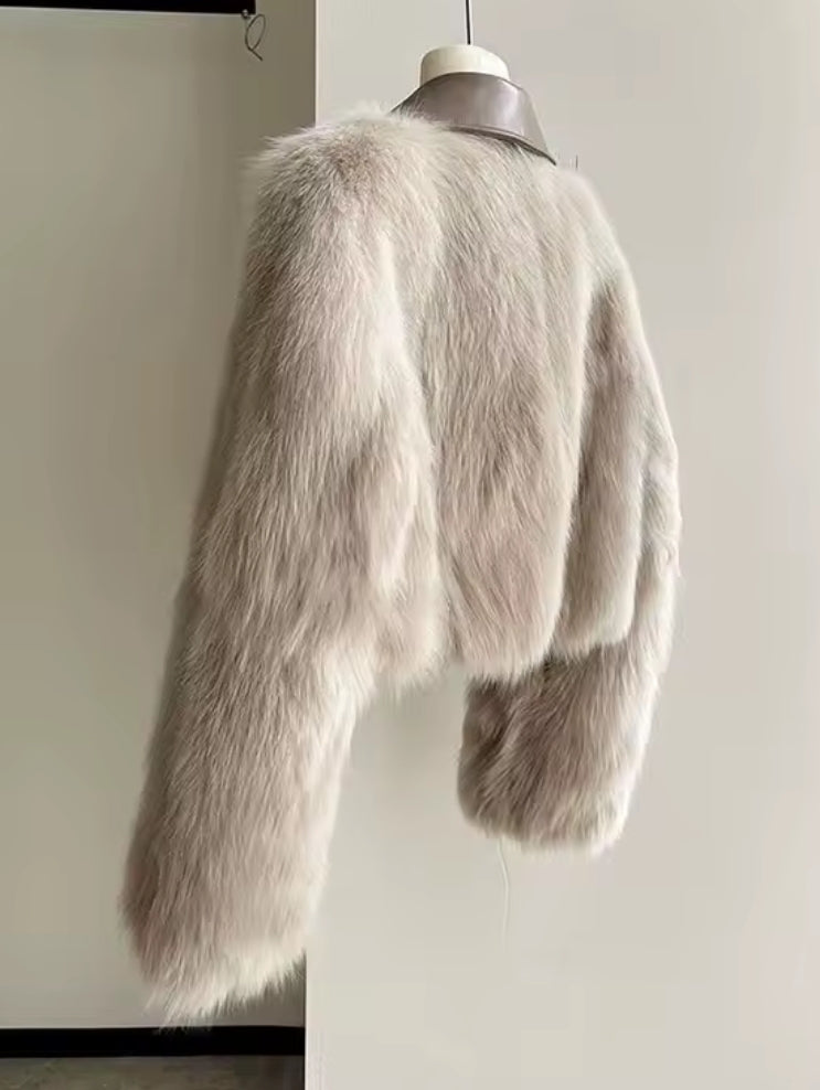 ABRIGO DE PELO CORTO CON CUELLO POLIPIEL