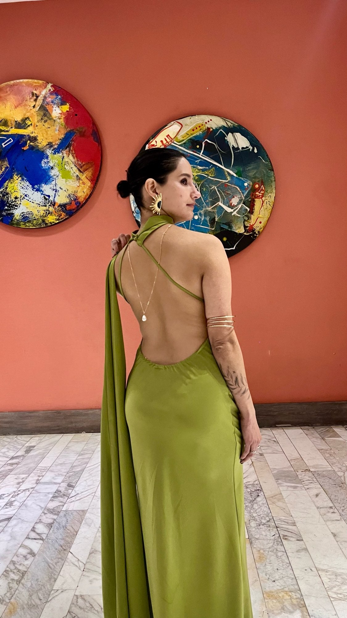 VESTIDO SATINADO DETALLE DE CAPA