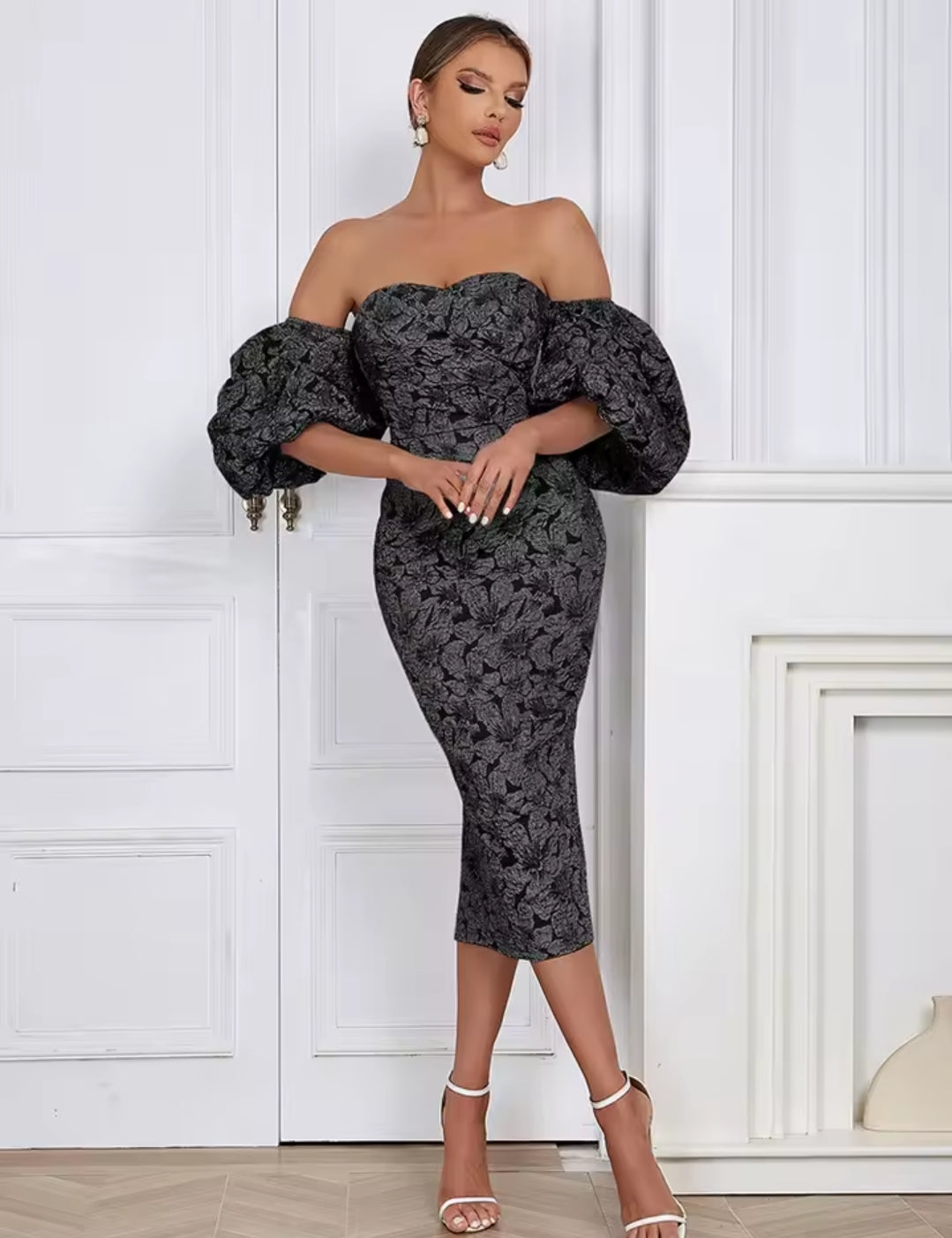 VESTIDO AJUSTADO CON MANGAS ABOMBADAS