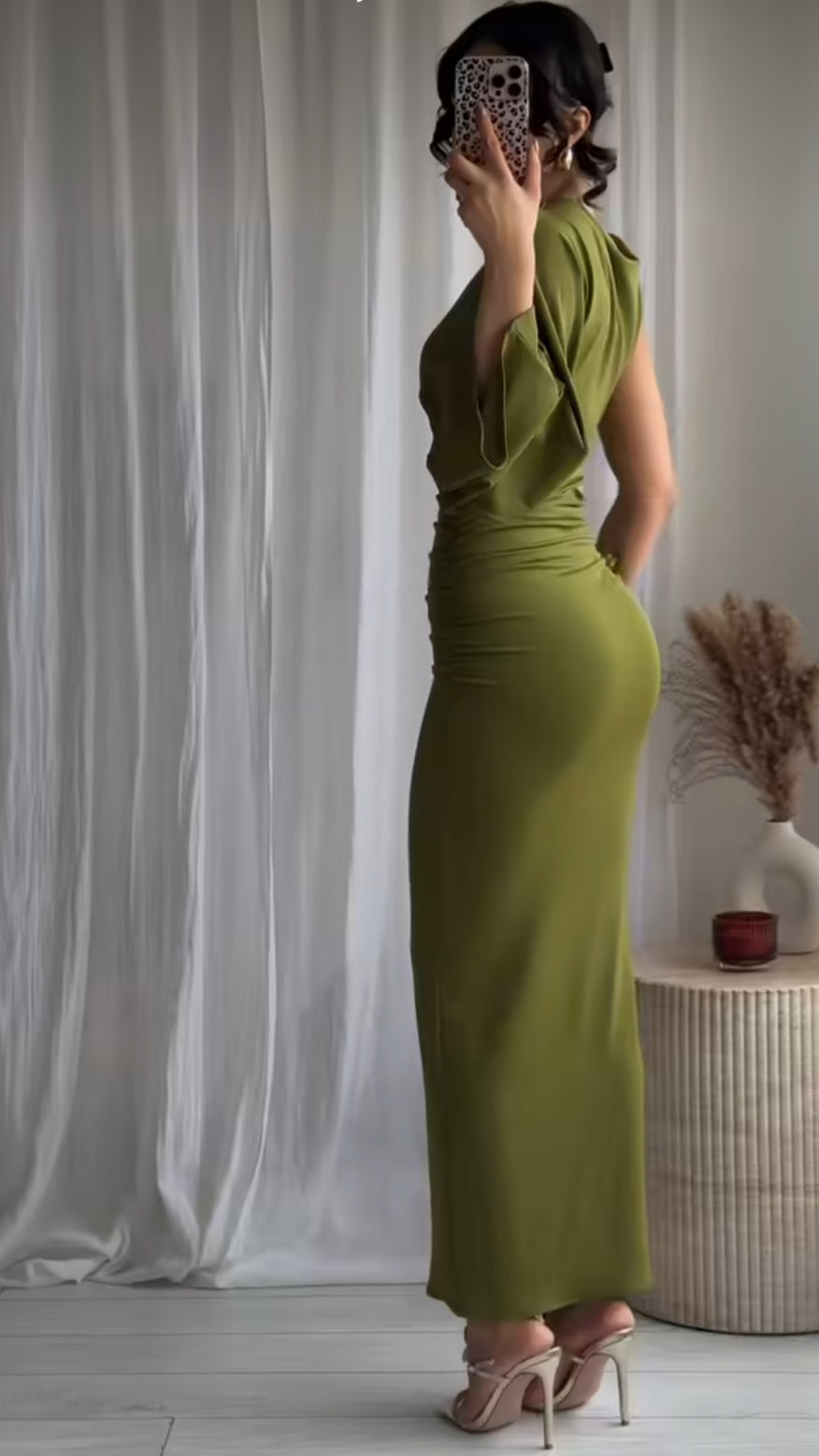VESTIDO MANGA ASIMÉTRICA CON ABERTURA