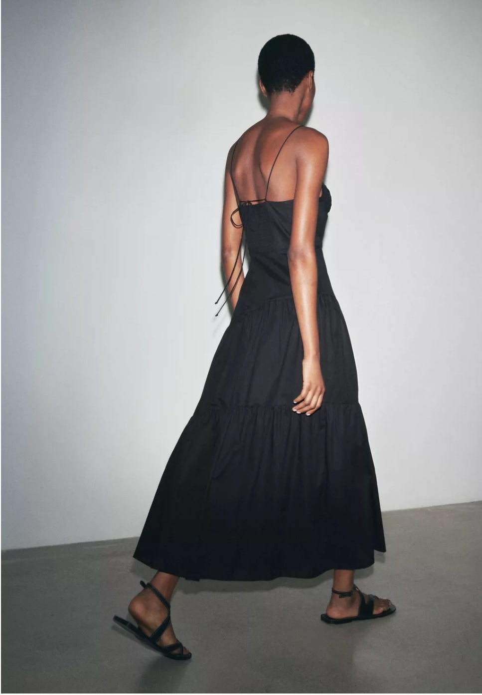 VESTIDO NEGRO DE VUELO