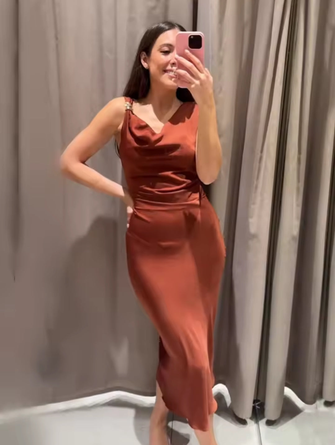VESTIDO SATINADO APLIQUE DORADO