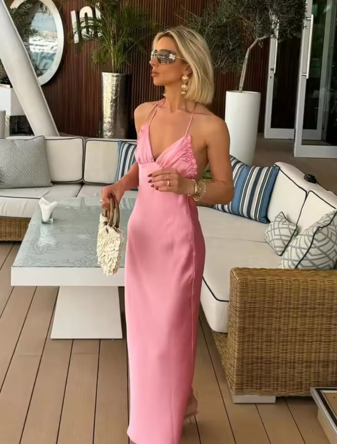 VESTIDO SATÉN CON VOLANTE EN EL ESCOTE Y ESPALDA DESCUBIERTA