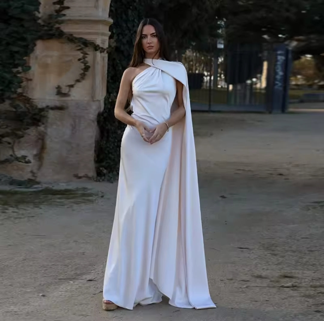 VESTIDO SATINADO DETALLE DE CAPA