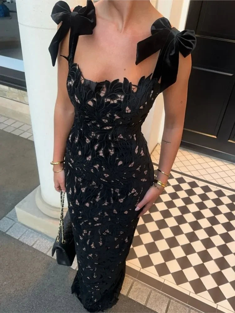 VESTIDO DE ENCAJE CON TIRANTES DE LAZO