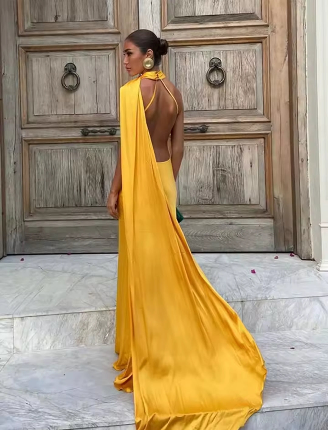 VESTIDO SATINADO DETALLE DE CAPA