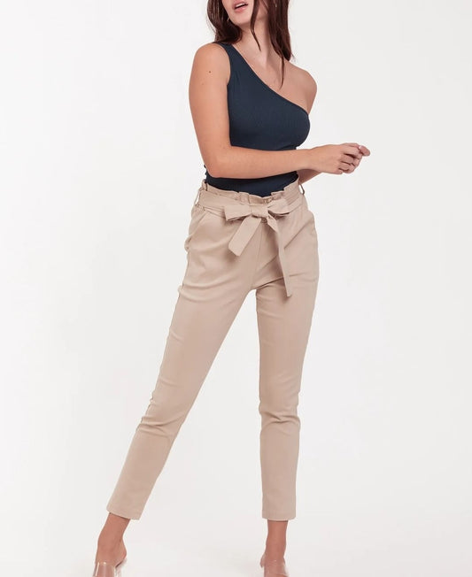 PANTALONES BEIGE CON CINTURA FRUNCIDA Y LAZADA