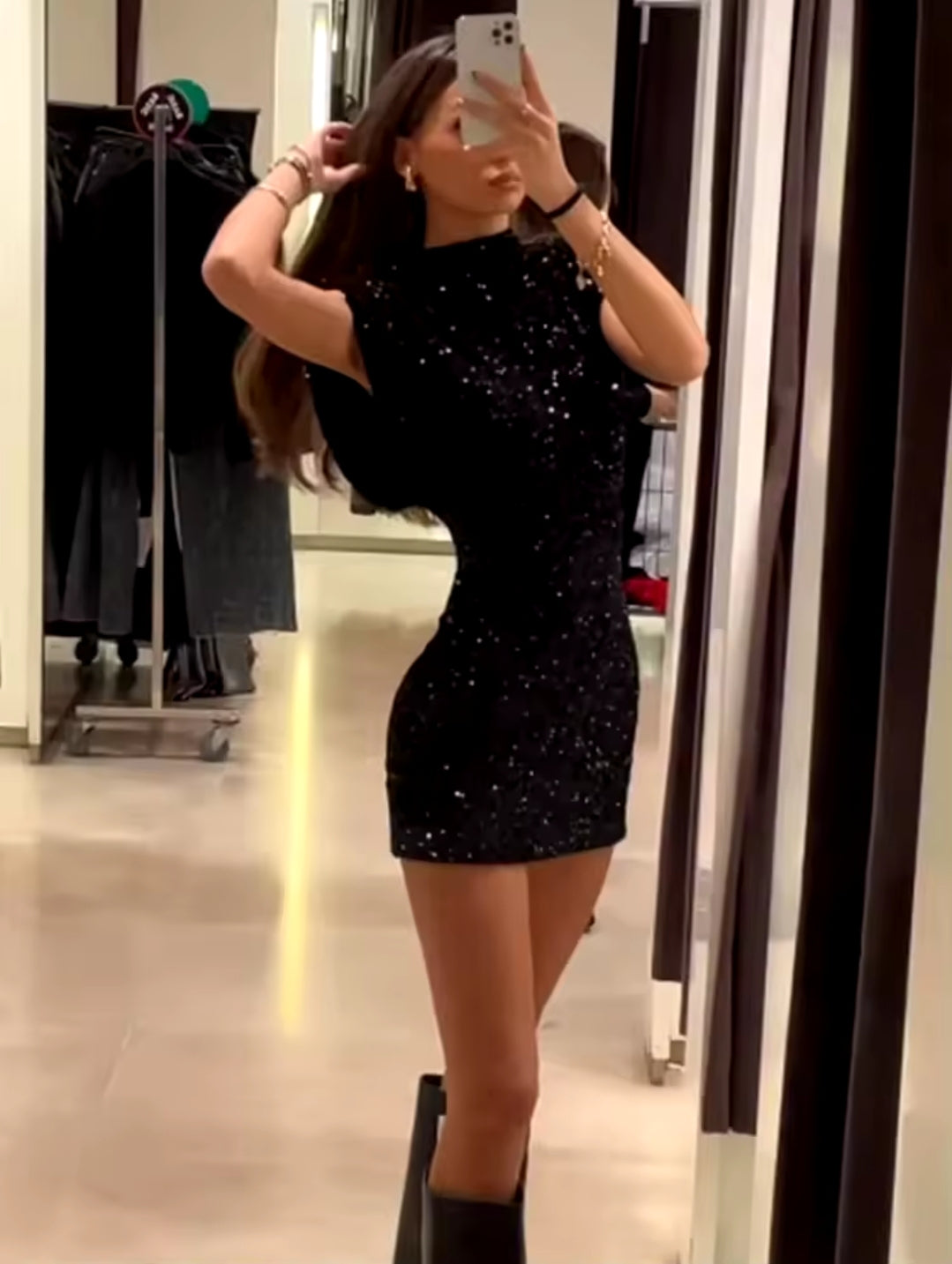 VESTIDO CORTO DE LENTEJUELAS NEGRO