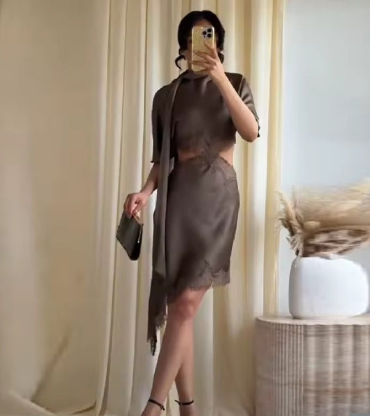 VESTIDO SATINADO DETALLE LENCERO