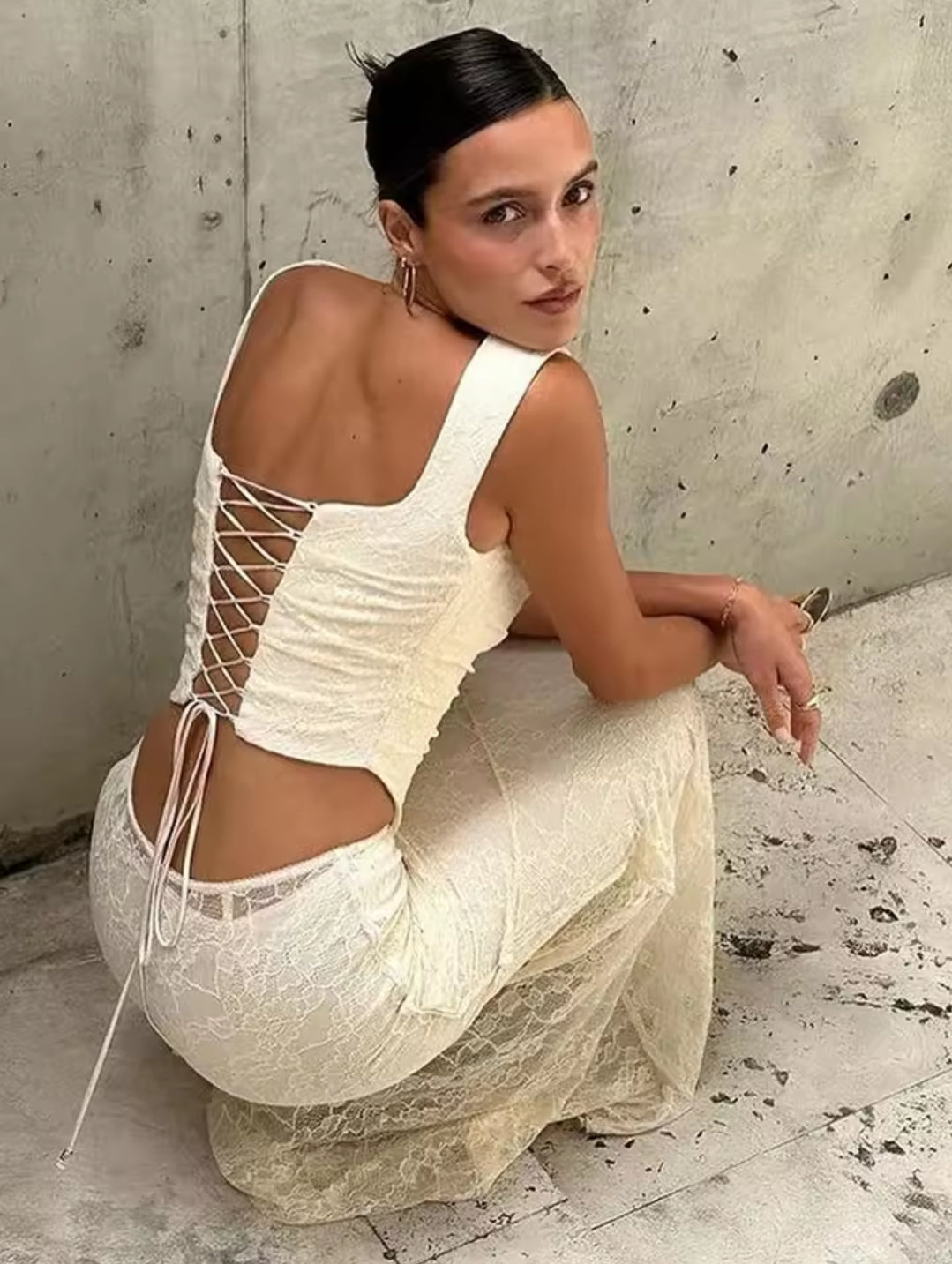 CONJUNTO DE ENCAJE CON ESPALDA ENTRELAZADA