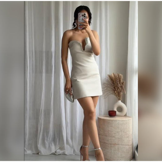 VESTIDO CORTO CON JOYA