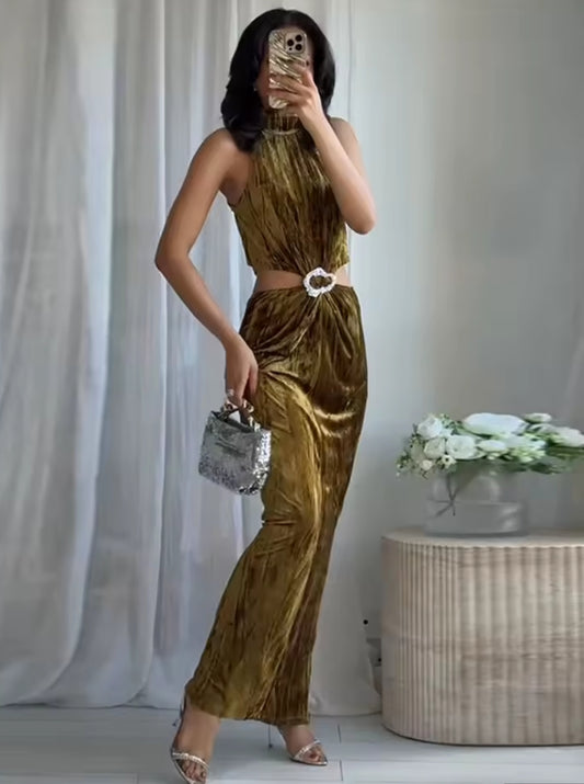 VESTIDO HALTER CON DETALLE DE JOYA