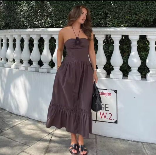 VESTIDO MARRÓN MIDI ATADO AL CUELLO CON FLOR CENTRAL