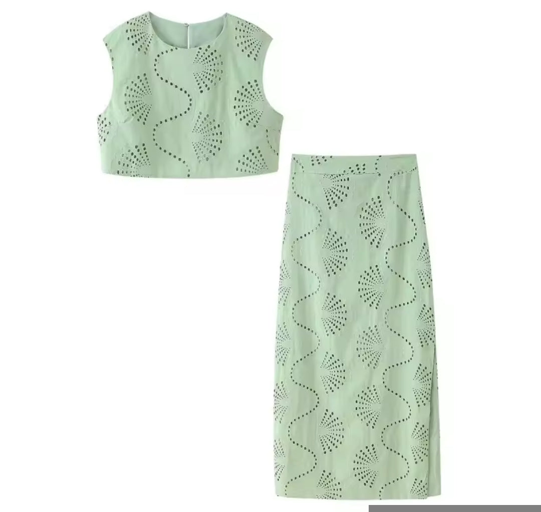 CONJUNTO VERDE CON DETALLE BORDADO