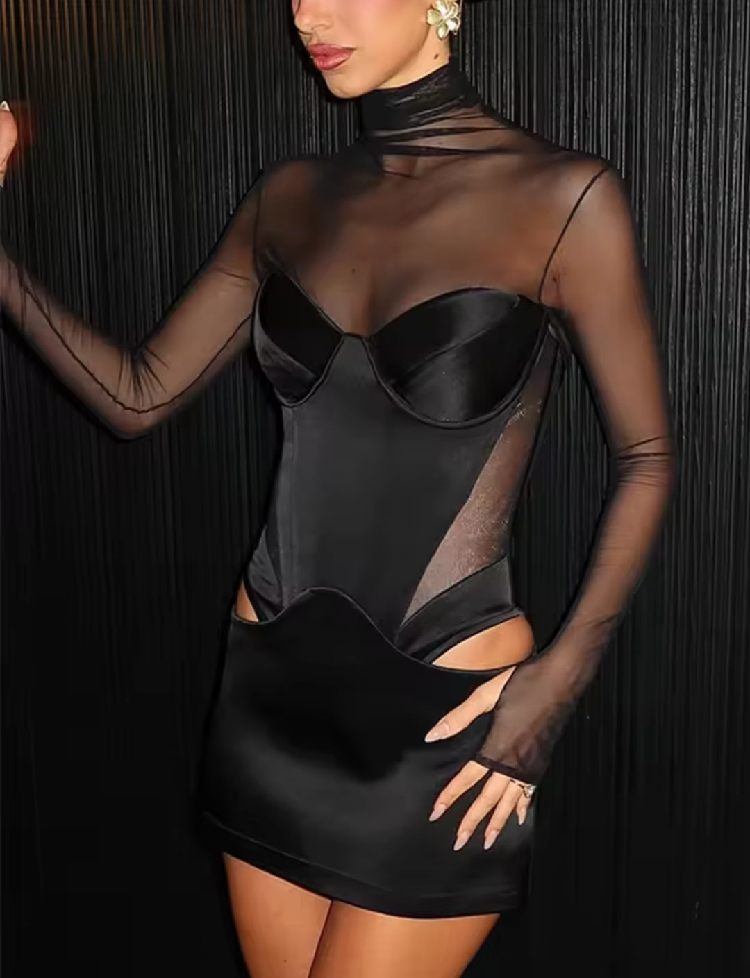 VESTIDO NEGRO CON TRANSPARENCIAS