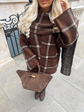 CHAQUETA MARRÓN CON BUFANDA