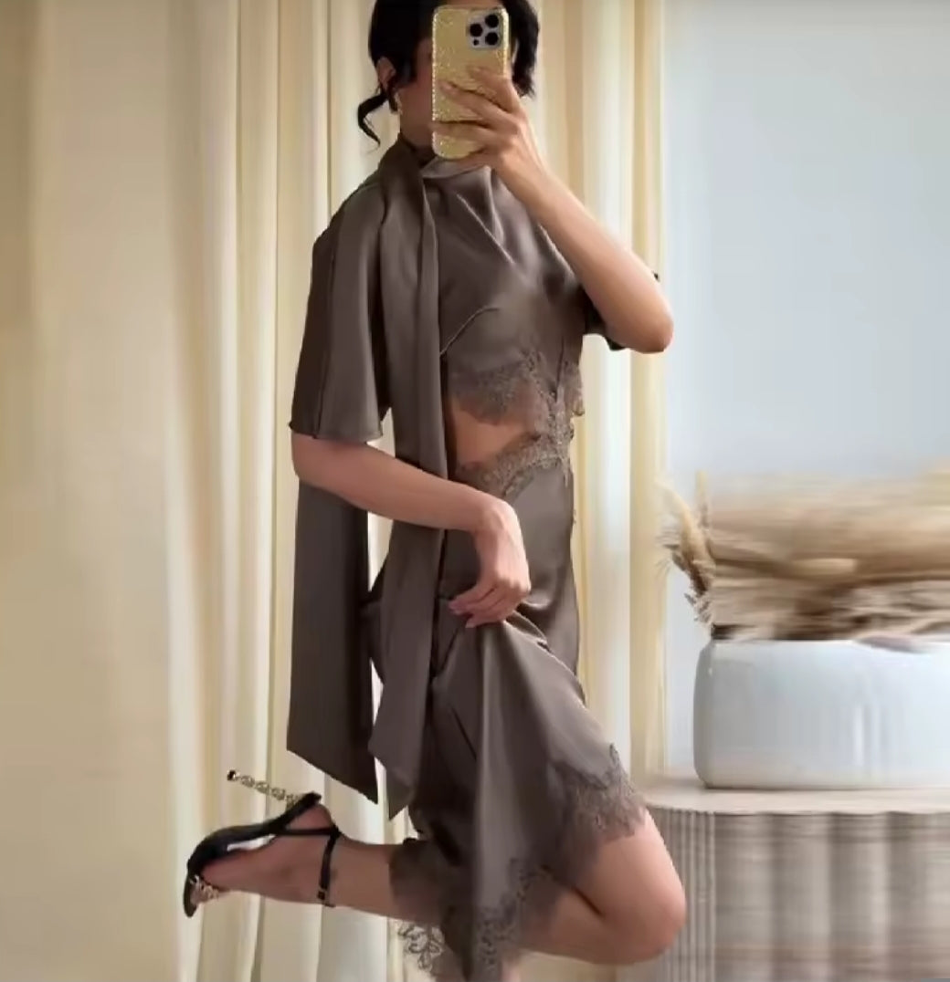 VESTIDO SATINADO DETALLE LENCERO