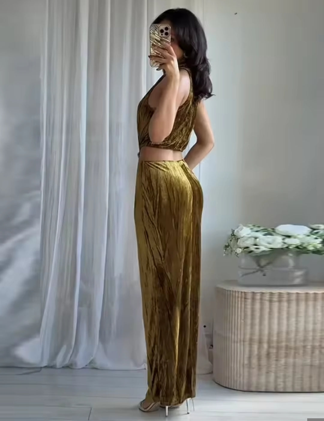 VESTIDO HALTER CON DETALLE DE JOYA