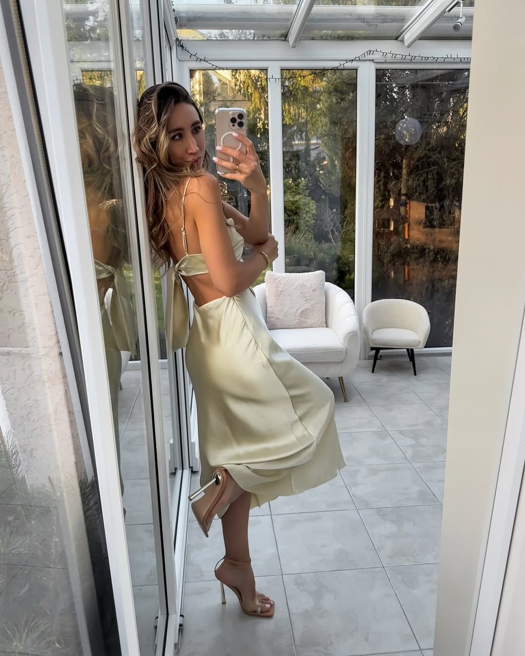 VESTIDO SATINADO ESPALDA LAZO